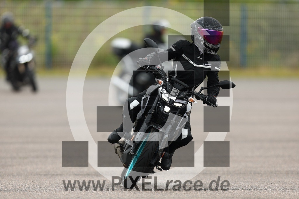 0063-20250615_00597 | Schöne Erinnerungen an spannende Momente - das festzuhalten ist unser Job. PIXELrace.de ist seit 2003 auf den Rennstrecken Europas unterwegs um die Action draußen beim Fahren und die wunderbare Stimmung imm Fahrerlager für euch einzufangen.