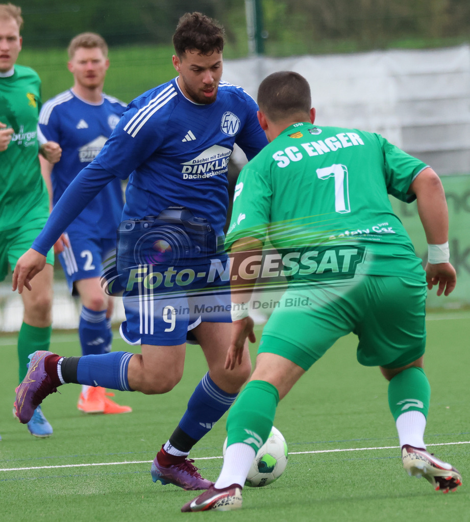 SC Enger - SV Enger-Westerenger | Auf dem Bild zu sehen: grün SC Enger: Harun Saglam ; blau SV Enger-Westerenger: Taha BaroudeSC Enger, SV Enger-Westerenger, Saison 25/26, Kreisliga A, Enger, Deutschland - Realisiert mit Pictrs.com