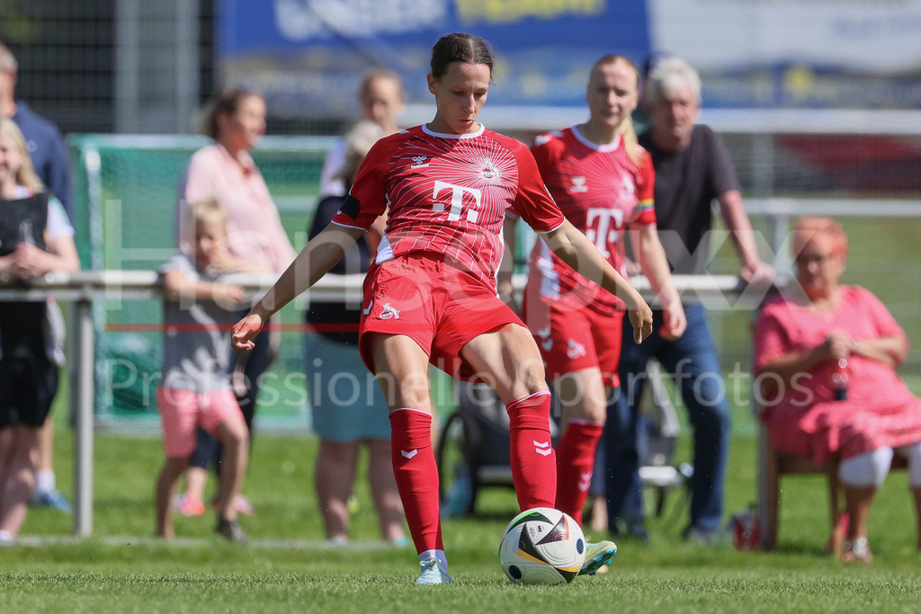 Fussball, Testspiel Frauen, SV Werder Bremen - 1. FC Köln | v.li.: Sara Agrez (1. FC Köln, 4) am Ball, Einzelbild, Ganzkörper, Aktion, Action, Spielszene
