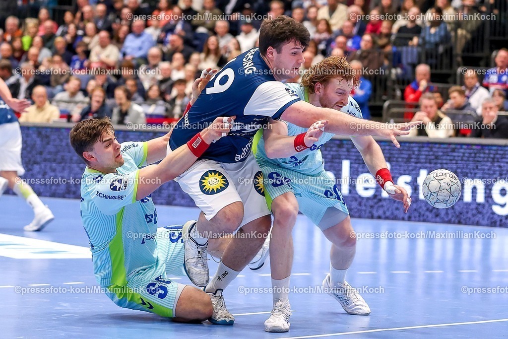 BHC02042601059 | 02.04.2026, Handball, HBL, Bergischer HC - VfL Gummersbach, Mitsubishi Electric HALLE Düsseldorf: Aron Seesing (BHC #49) im Zweikampf gegen  Stepan Zeman (VfL Gummersbach #66) Tom Kiesler (VfL Gummersbach #30) 
