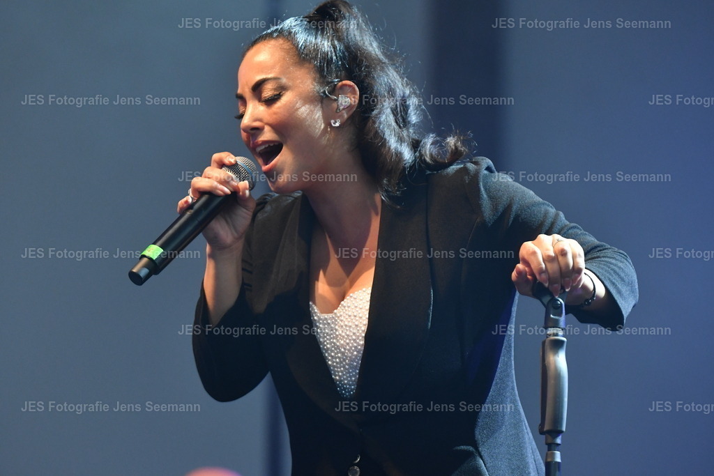 2026_Deborah Lee und the news_One Moment time Whitney Houston__0524 | Fotograf Jens Seemann - Realisiert mit Pictrs.com