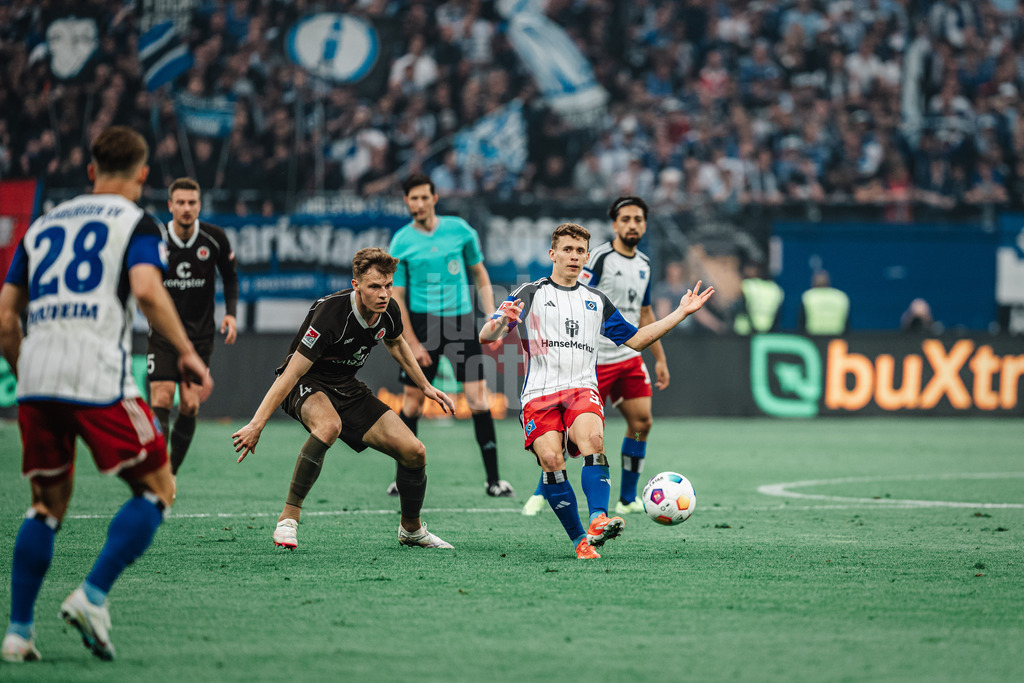 Fußball | Männer | Saison 2023/2024 | 2. Fußball-Bundesliga | 32. Spieltag | Hamburger SV vs. FC St. Pauli  | 03.05.2024 | Anssi Suhonen (#36, HSV) mit einem Pass zurück