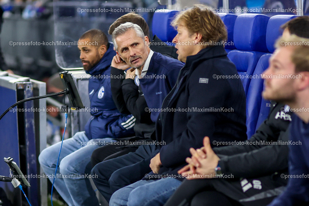 Schalke29112401061 | 29.11.2024, Fußball, FC Schalke 04 - 1. FC Kaiserslautern, 2. Fußball Bundesliga, Veltins-Arena Gelsenkirchen, Saison 2024 2025: Trainer Kees van Wonderen (S04 Cheftrainer) sitzt neben Youri Mulder (S04 Sportdirektor) auf der SpielerbankDFB regulations prohibit any use of photographs as image sequences and or quasi-video.