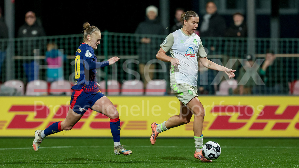 Fussball, DFB-Pokal Frauen, RB Leipzig - SV Werder Bremen | v.li.: Victoria Krug (RB Leipzig, 20) und Larissa Mühlhaus (SV Werder Bremen, 7) im Laufduell, Zweikampf, Duell, Dynamik, Aktion, Action, Spielszene, DIE DFB-RICHTLINIEN UNTERSAGEN JEGLICHE NUTZUNG VON FOTOS ALS SEQUENZBILDER UND/ODER VIDEOÄHNLICHE FOTOSTRECKEN. DFB REGULATIONS PROHIBIT ANY USE OF PHOTOGRAPHS AS IMAGE SEQUENCES AND/OR QUASI-VIDEO.