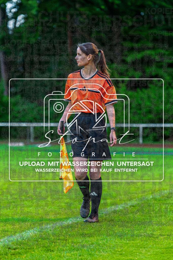 Bezirksliga Herren LG - TV Jahn Schneverdingen II vs. Buchholzer FC | Lina-Talea Renner (Schiedsrichterassistentin); Bezirksliga Herren LG - TV Jahn Schneverdingen II vs. Buchholzer FC am 15.05.26 in Osterwald-Stadion, Schneverdingen - Realisiert mit Pictrs.com