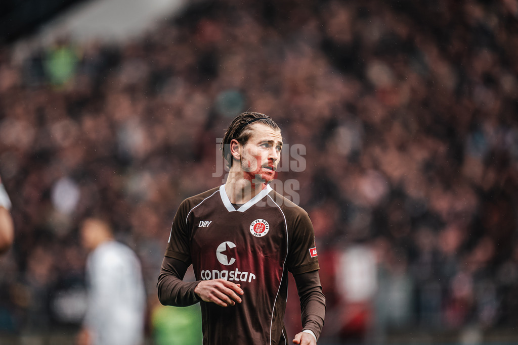 Fußball | Männer | Saison 2023/2024 | 2. Fußball-Bundesliga | 27. Spieltag | FC St. Pauli vs. SC Paderborn 07 | 31.03.2024 | Connor Metcalfe (#24, FC St. Pauli)