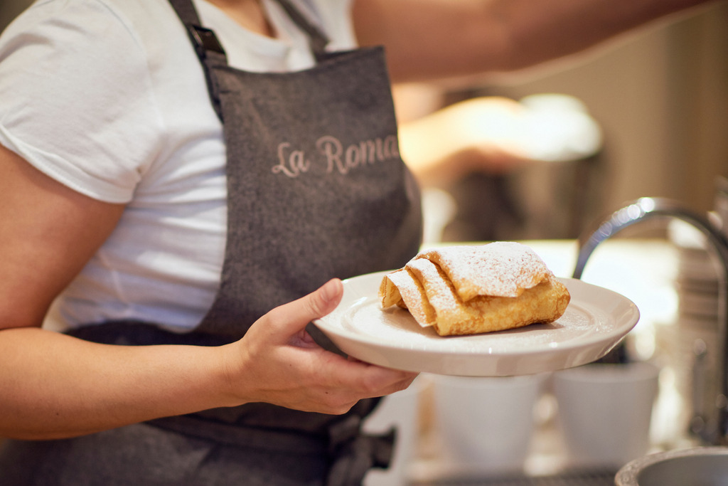 Gelateria la Romana, Crêpe mit drei Eissorten | Wien, Austria - December 21, 2017: Gelateria la Romana, Crêpe mit drei Eissorten. - Realisiert mit Pictrs.com