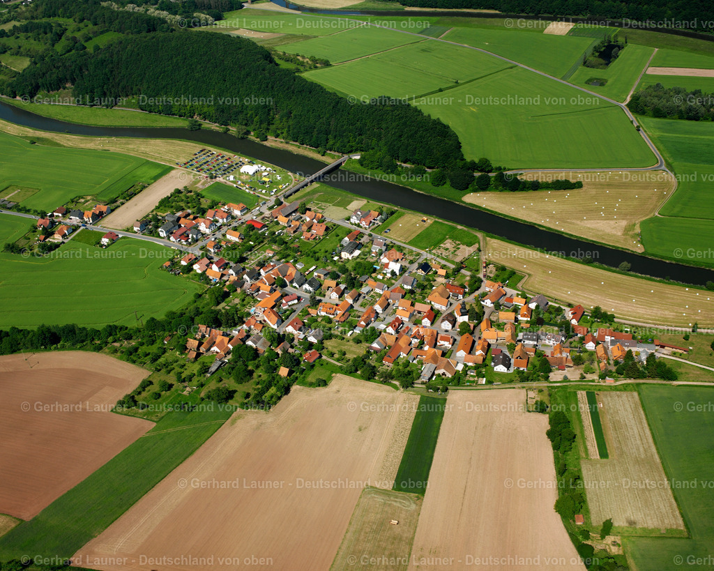 2634064 | LINDEWERRA 09.06.2006 Landwirtschaftliche Nutzflächen und Feldgrenzen  umsäumen das Siedlungsgebiet des Dorfes in Lindewerra im Bundesland Thüringen, Deutschland // Agricultural land and field boundaries surround the settlement area of the village  in Lindewerra in the state Thuringia, Germany Foto: Gerhard Launer