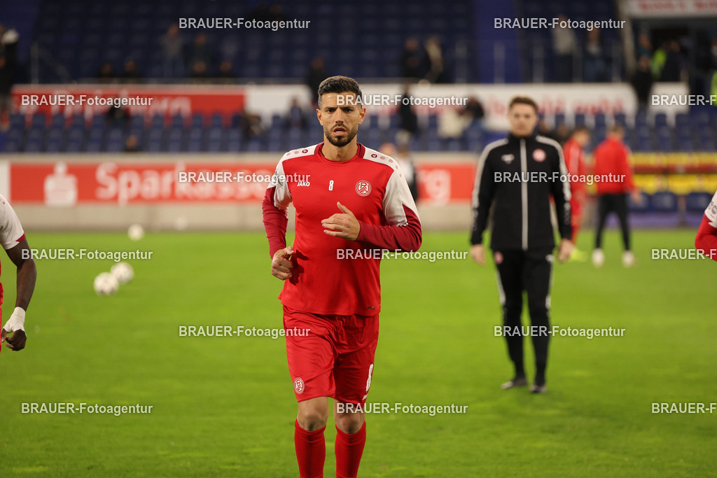 MSV Duisburg - Rot-Weiss Essen  | Duisburg, Deutschland, 26.10.2025 Klaus Gjasula  (Rot-Weiss Essen) wärmt sich auf  während des 3.Liga Spiels zwischen MSV Duisburg und Rot-Weiss Essen in der Schauinsland-Reisen-Arena am 26.10.2025 in Duisburg (Foto von Timo Bluhmki-Schmidt/ Brauer Fotoagentur