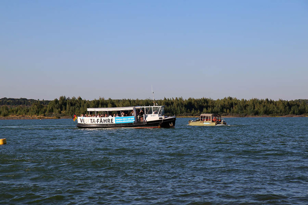 Störmthaler See - VINETA-Fähre und Amphibienboot | Entdecke über 20 Kategorien Leipzig-Motive: Foto-Downloads, hochwertige Poster, Leinwand- & Fine-Art-Prints. Jetzt Lieblingsfoto im Bildlexikon Leipzig Shop bestellen!