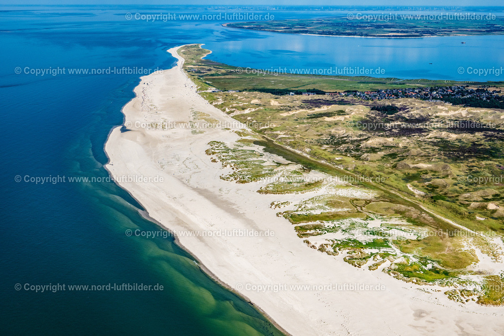 Amrum_Norddorf_ELS_0219130822 | NORDDORF 13.08.2022 Sandstrand- Landschaft entlang des Küsten- Verlaufes in Norddorf in Amrum Nordfriesland im Bundesland Schleswig-Holstein, Deutschland. Weiterführende Informationen bei: AmrumTouristik AöR. // Sandy beach landscape along the coast in Norddorf in Amrum Nordfriesland in the state Schleswig-Holstein, Germany. Further information at: AmrumTouristik AoeR. Foto: Martin Elsen
