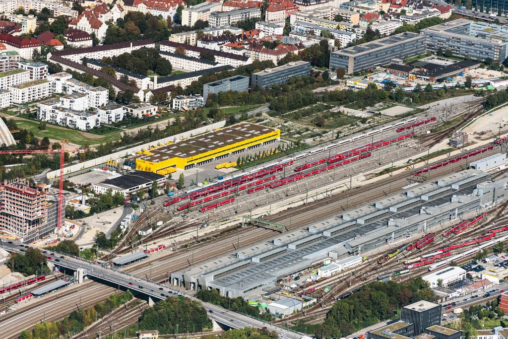 dr__0010311.jpg | MüNCHEN 18.09.2018 Bahnhofsgebäude und Gleisanlagen des S-Bahnhofes Hirschgarten München sowie die Friedenheimer Brücke in München im Bundesland Bayern, Deutschland. // Station building and track systems of the S-Bahn station Hirschgarten Muenchen sowie die Friedenheimer Bruecke in Munich in the state Bavaria, Germany. Foto: Daniel Reiter