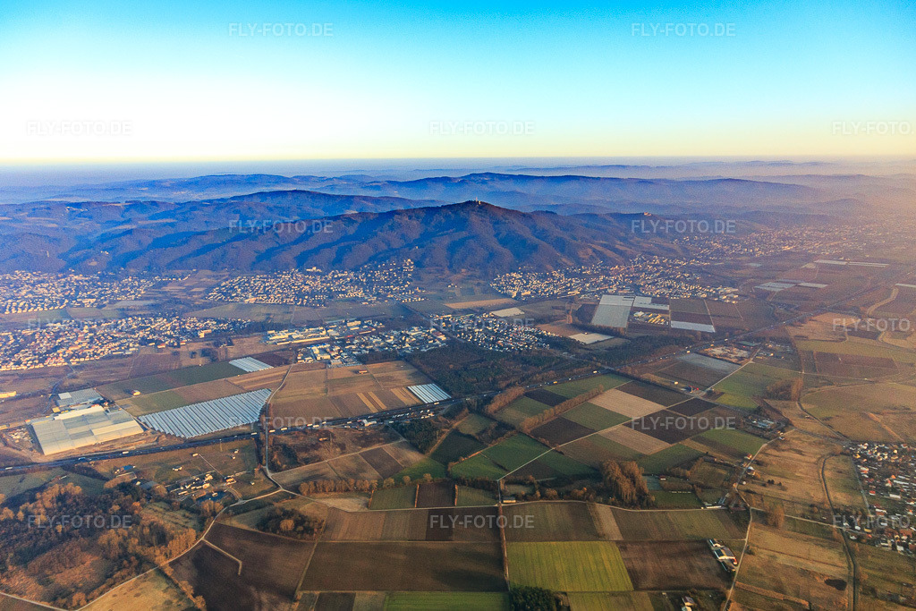 Luftbild: Ortsansicht aus Nordwesten im Hintergrund der Odenwalds mit Melibokus im Ortsteil Sandwiese in Alsbach-Hähnlein im Bundesland Hessen in Deutschland. Foto: IMG_096882.jpg vom 15.02.2017 durch Werner Riehm/FLY-FOTO.de