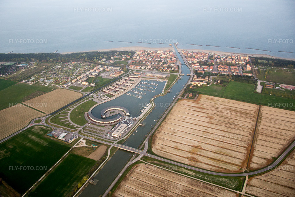 Aerial view: View of the town in Casalborsetti in the state Emilia Romagna, Italy.Photo: IMG_087372.jpg taken on 04/05/2016 by Werner Riehm/FLY-FOTO.comResolution of the original: 5277 x 3518 px