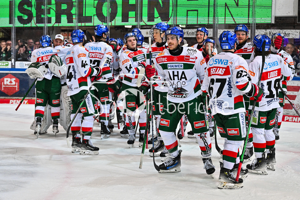 Iserlohn Roosters - Augsburger Panther | Die Augsburger Panther feuen sich ueber den Nichtabstieg in Iserlohn / Abstieg / Absteiger / DEL: Iserlohn Roosters - Augsburger Panther, Eissporthalle Iserlohn am 07.03.2025