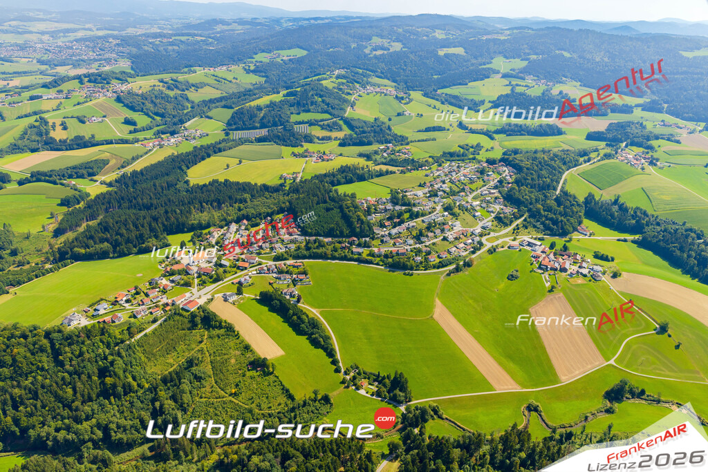 Schrägluftbild  Denkhof  Büchlberg - Das Luftbild wurde 2025 vom UL-Flugzeug heraus erstellt ( keine Drohne ) - Hochauflösende Luftaufnahme -Nicht vergleichbar mit Google Maps oder Satelittenbilder- Die Geschenkidee !Mit Lizenz und Bildrechte bestellbar