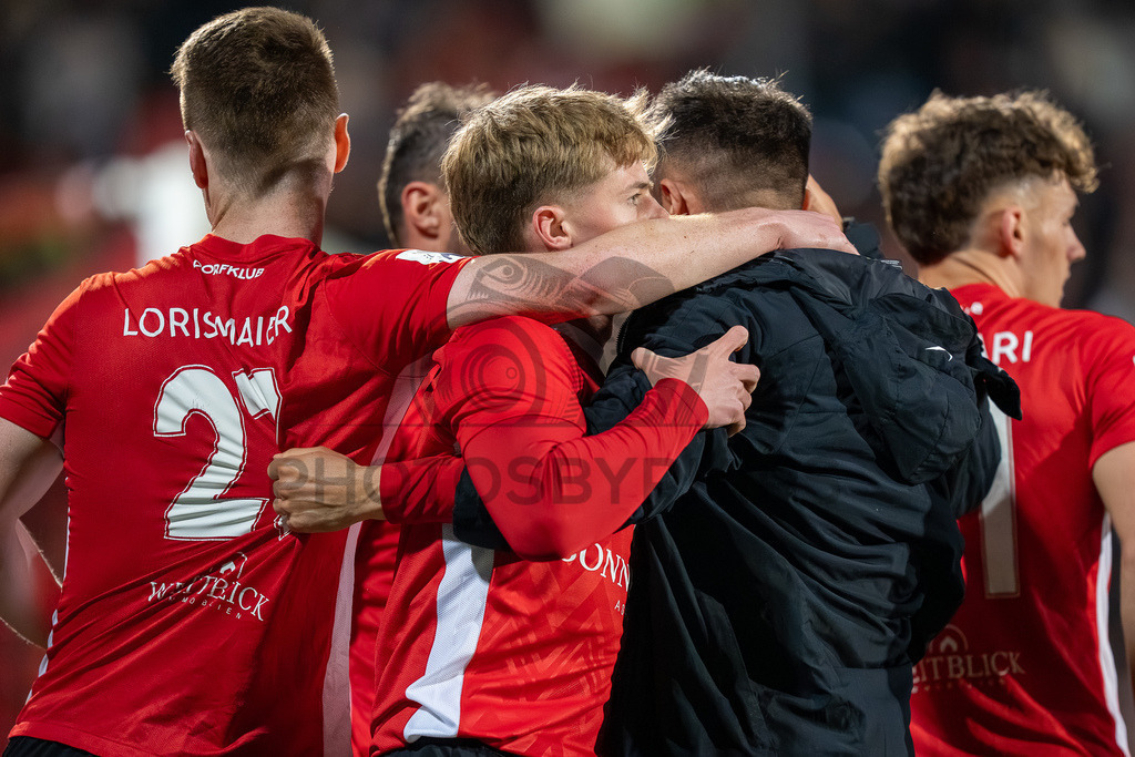 SG Sonnenhof Großaspach vs. SGV Freiberg, Fussball, Regionalliga Suedwest, 30. Spieltag, 22.04.2026 | Kollektiver Torjubel nach dem 4:0 durch Loris Maier (SG Sonnenhof Großaspach, #27),SG Sonnenhof Großaspach vs. SGV Freiberg, Fussball, Regionalliga Suedwest, 30. Spieltag, 22.04.2026