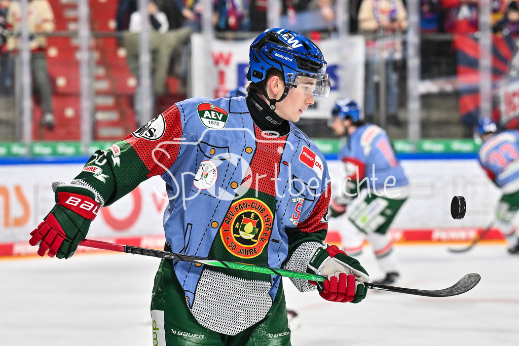 Nürnberg Ice Tigers - Augsburger Panther | NUREMBERG, GERMANY - 23. JANUARY: im Bild Moritz ELIAS (Augsburger Panther 46) vor dem Match zwischen den Nürnberg Ice Tigers und den Augsburger Panthern am 42. Spieltag der Penny DEL in der PSD Bank Nürnberg Arena / Einzelfoto / Freisteller