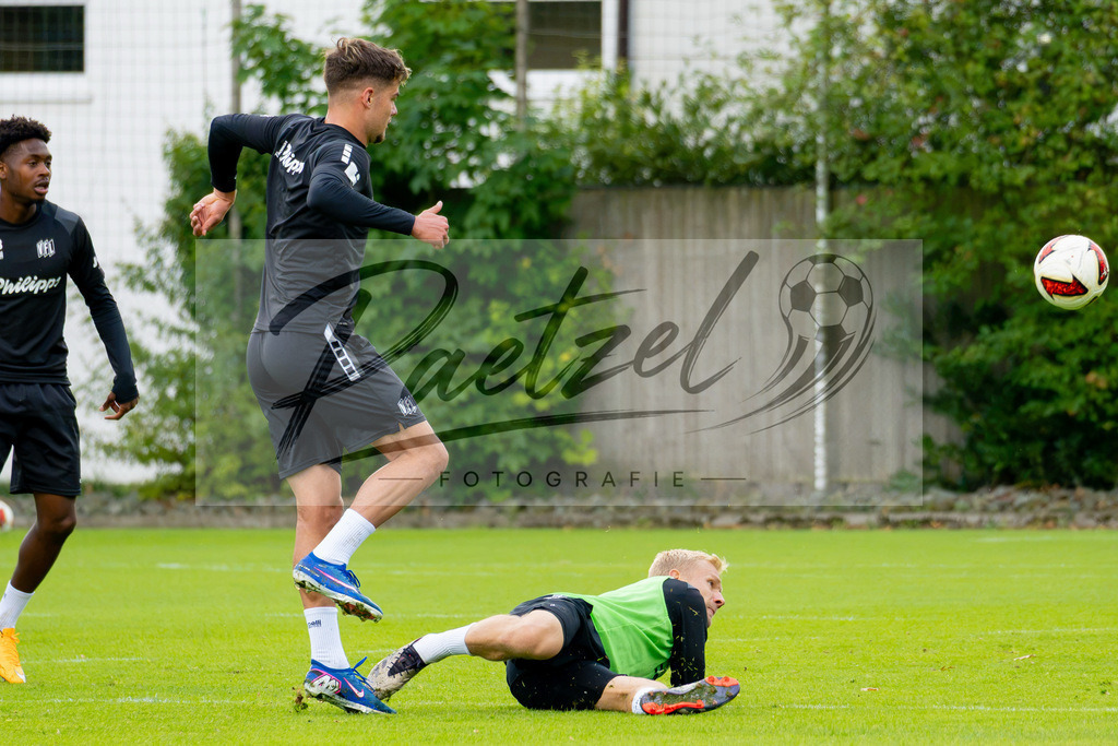 20260909_TRAOSN_0747 | Fußball, Herren: Jonathan Wensing (VfL Osnabrück) und Bryan Henning (VfL Osnabrück) im Zweikampf beim Training des VfL Osnabrück am 09.09.2026 im Sportpark Illoshöhe in Osnabrück, Deutschland.(Foto von Nico Paetzel) - Realisiert mit Pictrs.com