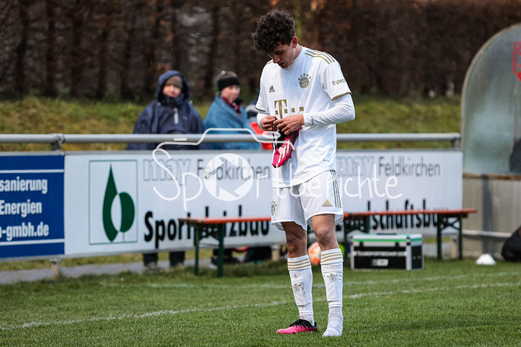 SV Heimstetten - FC Bayern Amateure | Younes AITAMER (FCB #17) hat ein kleines Problem mit seinem Schuh