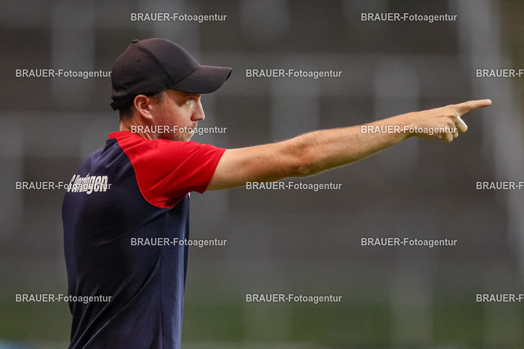 SB_KFCBAU_20250815_5141.JPG -  - KFC Uerdingen - SF Baumberg - Oberliga Niederrhein | Krefeld, Deutschland, 15.08.25: Trainer Julian Stöhr (KFC Uerdingen) gestikuliert, Gestik während des Oberliga Niederrhein Spiels zwischen KFC Uerdingen - SF Baumberg in der Grotenburg Stadion am 15. August 2025 in Krefeld, Deutschland. (Foto von Stefan Brauer/Brauer-Fotoagentur)