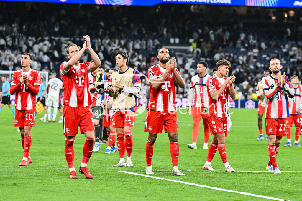 Real Madrid - FC Bayern München | MADRID, SPAIN - 07. APRIL: players form Bayern celebrating the win in Madrid with the fans after the UEFA Champions League match between Real Madrid vs. FC Bayern Munich on Quarterfinal first leg at Estadio Santiago Bernabeu / Harry KANE (FC Bayern Munich 9), Jonathan TAH (FC Bayern Munich 4), TOM BISCHOF (FC Bayern Munich 20), Konrad LAIMER (FC Bayern Munich 27)