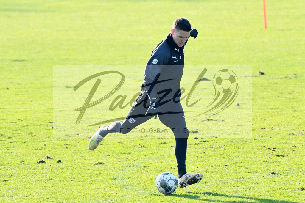 20200207_TRAOSN_0050 | Fußball, Herren: Thomas Konrad (VfL Osnabrueck) in Aktion, am Ball, Einzelaktion waehrend der Trainingseinheit des VfL Osnabrueck im Sportpark Illoshoehe am 07.02.2020 in Osnabrueck, Deutschland. - Realisiert mit Pictrs.com
