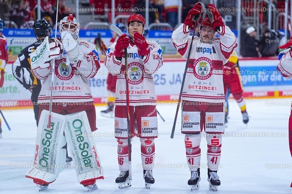 xYDRx19102501040 | 19.10.2025, xydrx, Eishockey, DEL2, Düsseldorfer EG - EV Landshut, PSD Bank Dome Düsseldorf: Jonas Langmann (EV Landshut #34) Seonwoo Park (EV Landshut #96) und Jakob Mayenschein (EV Landshut #41) freuen sich über den 3:2 Sieg