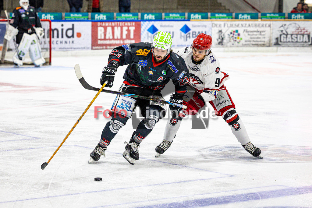 Peißenberg MINERS gegen EHC Klostersee | Eishockey Bayernliga 2025/26 Vorrunde 12. Spieltag, Peißenberg MINERS gegen EHC Klostersee, 20251116,Zweikampf,2025-11-16 in Peißenberg (flatbuy Arena Peißenberg), Dejan VOGL (MINERS 23), Kelvin WALZ (EHC Klostersee 9)Copyright: WolfgangxLindner www.foto-lindner.de
