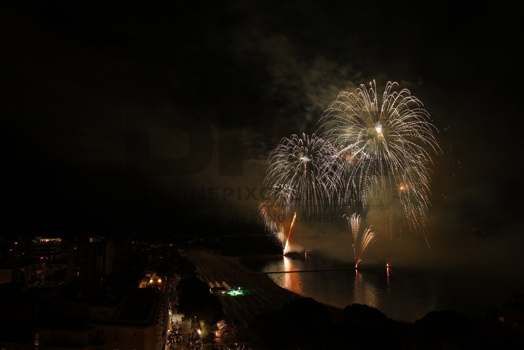 Ferragosto Fireworks in Grado, Italy | GRADO, ITALY, 15.AUG.26 - FIREWORKS - Ferragosto fireworks over the Adriatic Sea in Grado, Italy. Colorful fireworks light up the night sky above the beach, coastline and waterfront during the traditional summer celebration. - Realisiert mit Pictrs.com