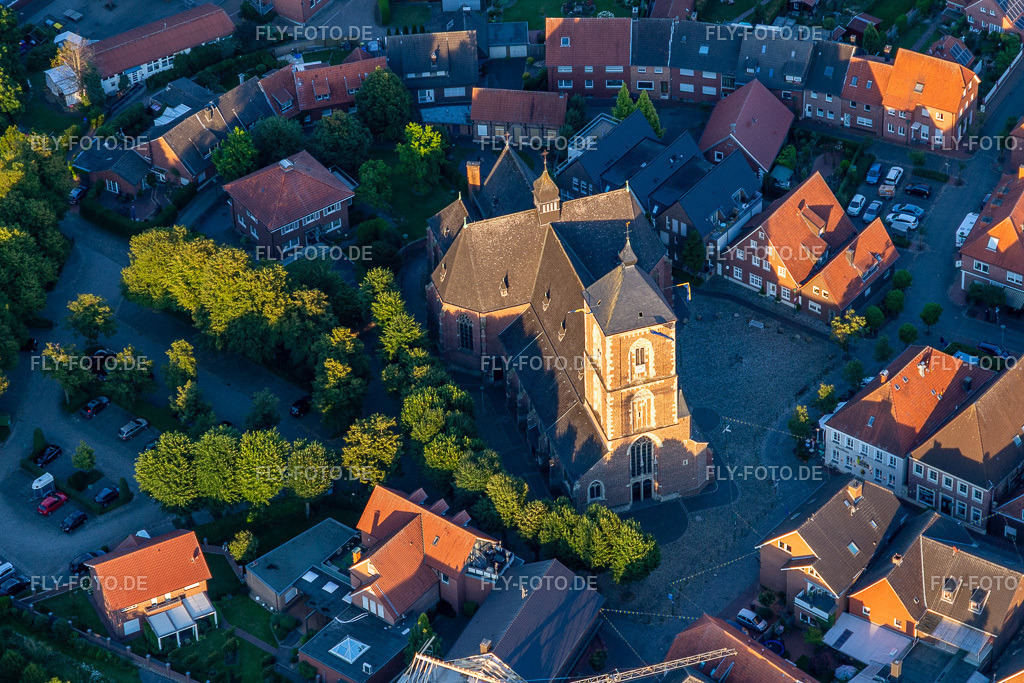Kirchengebäude von St. Walburga im Dorfkern in Ramsdorf | Luftbild: Kirchengebäude von St. Walburga im Dorfkern in Ramsdorf im Ortsteil Ramsdorf in Velen im Bundesland Nordrhein-Westfalen in Deutschland. Foto: IMG_008069.jpg vom 12.07.2020 durch Werner Riehm/FLY-FOTO.de - Realisiert mit Pictrs.com