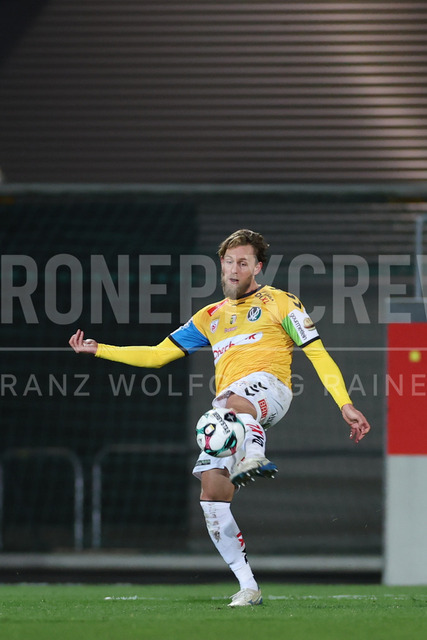 TSV Egger Glas Hartberg vs SV Oberbank Ried – Austrian Bundesliga Match | The image shows Oliver Steurer (Ried) kick the ball, at the Bundesliga match TSV Hartberg vs SV Ried at Profertil Arena Hartberg. 22.11.2025