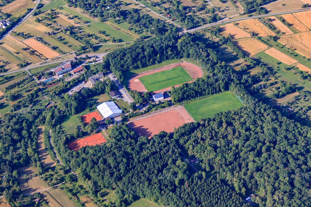 Luftbild: Stadion Erlach des 1.FC 08 Birkenfeld e.V. und Tennisplätze des TC Birkenfeld e.V. (Tennis & Padel) in Birkenfeld im Bundesland Baden-Württemberg in Deutschland. Foto: IMG_69930.jpg vom 06.07.2014 durch Werner Riehm/FLY-FOTO.de1. FC 08 BIRKENFELD e.V. - FC08