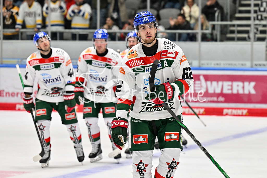Augsburger Panther - EC VSV | Jubel der Panther nach dem Treffer zum 6-6 durch Thomas SCHEMITCH (Augsburger Panther #62) / Freude / happy / Tor / Torschuetze