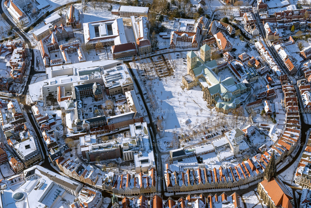 4043938 | MüNSTER 13.02.2021 Winterlich schneebedeckte Altstadtbereich und Innenstadtzentrum in Münster im Bundesland Nordrhein-Westfalen, Deutschland. Weiterführende Informationen bei: Stadt Münster,  Stadtwerke Münster GmbH. // Wintry snowy old Town area and city center in Muenster in the state North Rhine-Westphalia, Germany. Further information at: Stadt Muenster,  Stadtwerke Muenster GmbH. Foto: Gerhard Launer