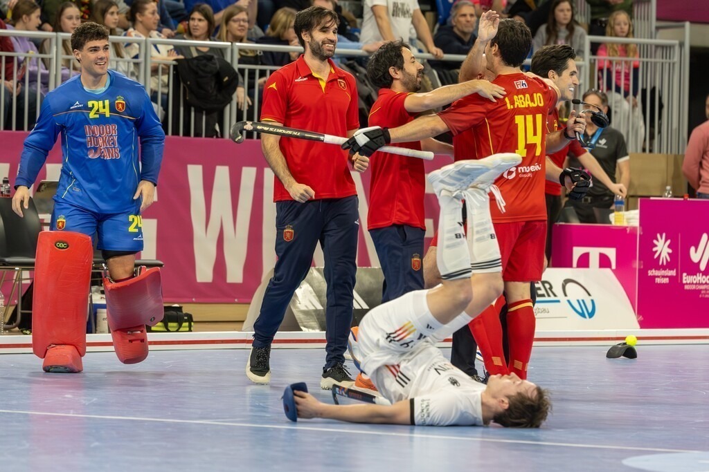 EuroHockey Indoor Championship 2026 in Heidelberg: Spiel um Platz 3, Spanien gegen Deutschland 6:5 | EuroHockey Indoor Championship 2026 in Heidelberg: Spiel um Platz 3, Spanien gegen Deutschland 6:5***Jubel bei den Spielern von Spanien nach dem Sieg - Realisiert mit Pictrs.com