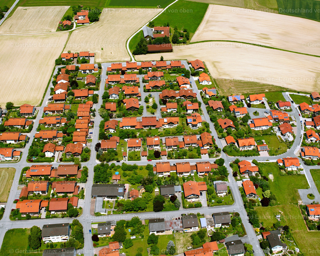 2600529 | ALBERER 09.06.2006 Wohngebiet einer Einfamilienhaus- Siedlung  in Alberer im Bundesland Bayern, Deutschland // Single-family residential area of settlement  in Alberer in the state Bavaria, Germany Foto: Gerhard Launer