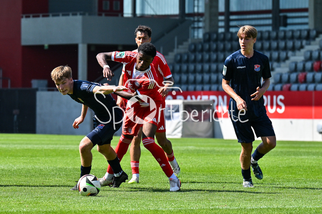 FC Bayern München U19 - SpVgg Unterhaching U19 | im Duell Jona MEINER (Haching 6) und Allen Junior LAMBE (FC Bayern U19 8) / Zweikampf / U19 DFB-Nachwuchsliga: FC Bayern München U19 - SpVgg Unterhaching U19; FC Bayern Campus am 10.08.2025