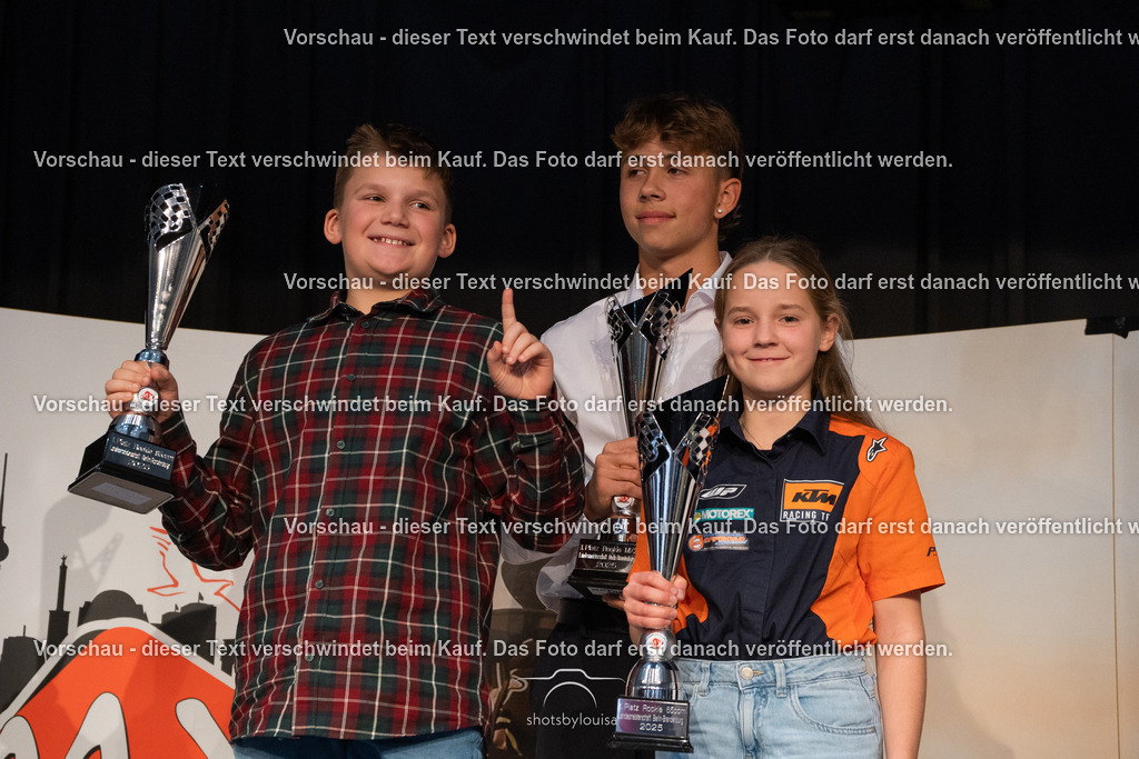 11_15_MeistereherungMXBB-8102 | Sportfotografin aus Berlin-Brandenburg mit Fokus auf Motocross. Ich halte deine sportliche Leistung und echte Emotionen auf und neben der Strecke professionell fest. Entdecke die Fotos von deinem Rennen und bestelle sie direkt hier im Shop.