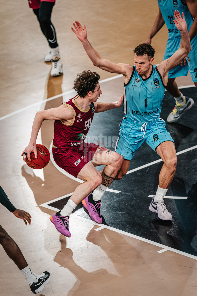 Basketball | Männer | Saison 2024/2025 | BKT EuroCup | Veolia Towers Hamburg vs. 7Bet-Lietkabelis Panevezys | 21.01.2025 | v.l. Oleksandr Kovliar (#50, BC 7Bet-Lietkabelis Panevezys) gegen Brae Ivey (#1, Veolia Towers Hamburg)