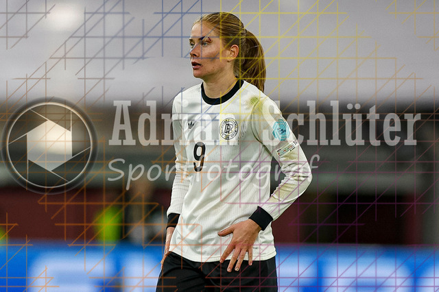 Deutschland vs Frankreich - Halbfinale - UEFA Women's Nations League | Düsseldorf, Deutschland, 24.10.25:   Sjoeke Nüsken ( Deutschland ) schaut waehrend des Halbfinals der UEFA Women's Nations League zwischen Deutschland vs Frankreich in der Merkur-Spiel-Arena(Foto von Brauer-Fotoagentur / Adrian Schlueter)