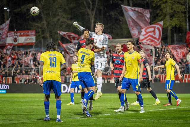 Third Division, FC Viktoria Köln vs Rot-Weiss Essen, 22.03.2026 | KÖLN, GERMANY - MARCH 22: Jakob Golz (Rot-Weiss Essen, 1) catches the ball during the third division match on gameday 30 between FC Viktoria Köln vs Rot-Weiss Essen at Sportpark Höhenberg on March 22, 2026 in Köln, Germany. DFL REGULATIONS PROHIBIT ANY USE OF PHOTOGRAPHS AS IMAGE SEQUENCES AND/OR QUASI-VIDEO.