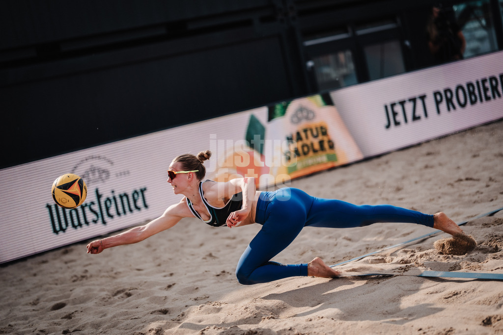 Beachvolleyball | Frauen | Allianz German Beach Tour 2025 | Tourstop Hamburg | 31.05.2025 | Tabea Schwarz springt zum Ball