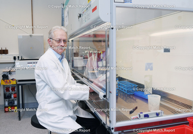 Prof. Dr. Hans-Georg Rammensee (UKT Tuebingen)   | Tuebingen 21.01.2021Prof. Dr. Hans-Georg Rammensee (Universitaet Tuebingen, Interfakultaeres Institut fuer Zellbiologie IFIZ Abt. Immunologie) und Gruender von CureVac und Immatics Biotechnologies im Labor.FOTO: ULMER PressebildagenturxxNOxMODELxRELEASExx