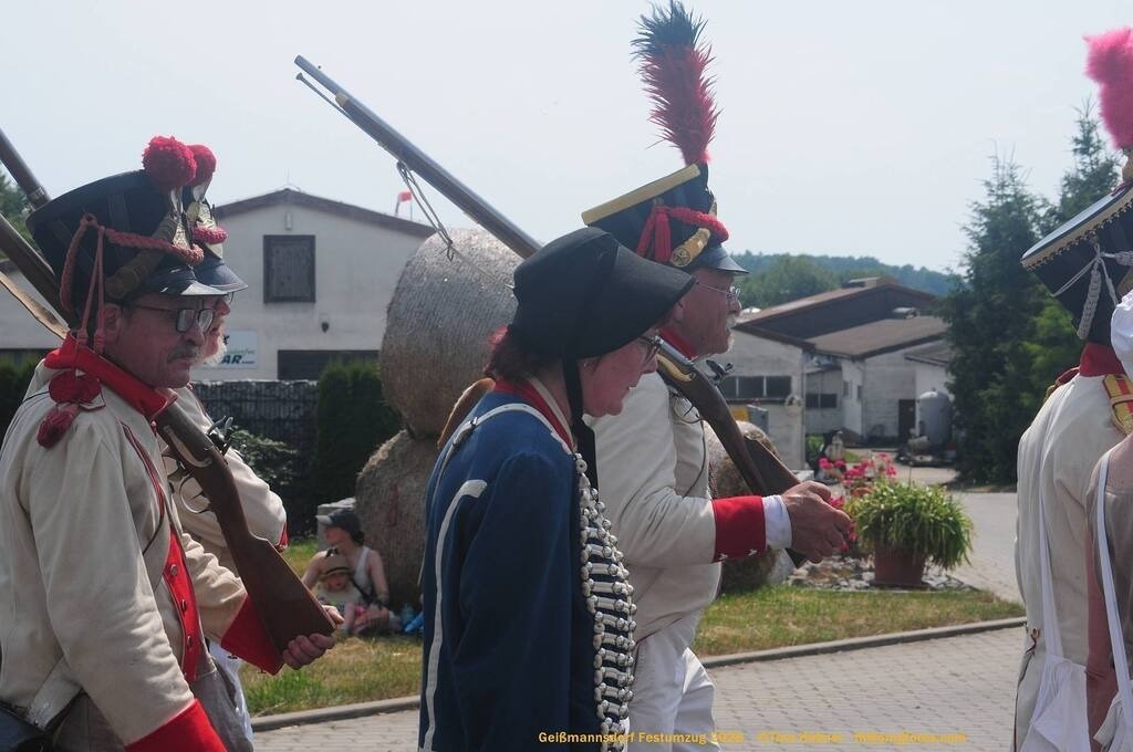 Geißmannsdorf-2026-Festumzug-083 | Festumzug in Geißmannsdorf bei Bischofswerda im Juni 2026. Fotografische Eindrücke und Momentaufnahmen vom Festumzug anläßlich des 800-jährigen Bestehens von Geißmannsdorf - mit Teilnehmern und Gästen, Strohpuppen und geschmückten Vorgärten und Grundstücken - Realisiert mit Pictrs.com