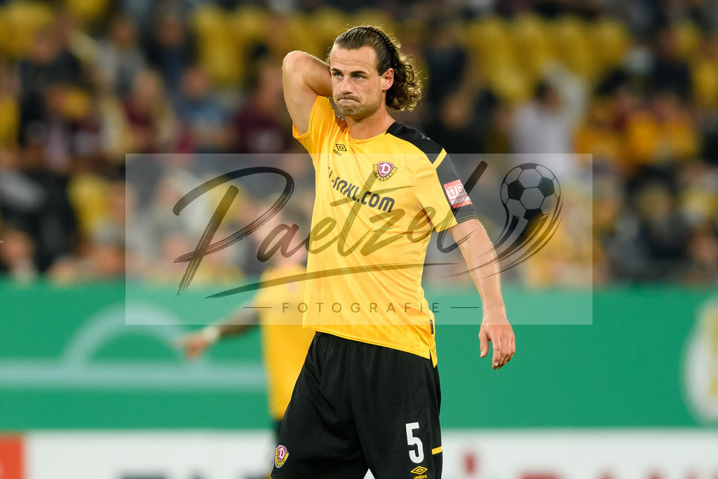 DREPAD20210806_092 | Fussball, Herren: Yannick Stark (SG Dynamo Dresden) schaut beim Spiel der 1. Runde im DFB-Pokal zwischen SG Dynamo Dresden und SC Paderborn 07 im Rudolf-Harbig-Stadion am 06.08.2021 in Dresden, Deutschland.DFB / DFL REGULATIONS PROHIBIT ANY USE OF PHOTOGRAPHS AS IMAGE SEQUENCES AND/OR QUASI-VIDEO. - Realisiert mit Pictrs.com