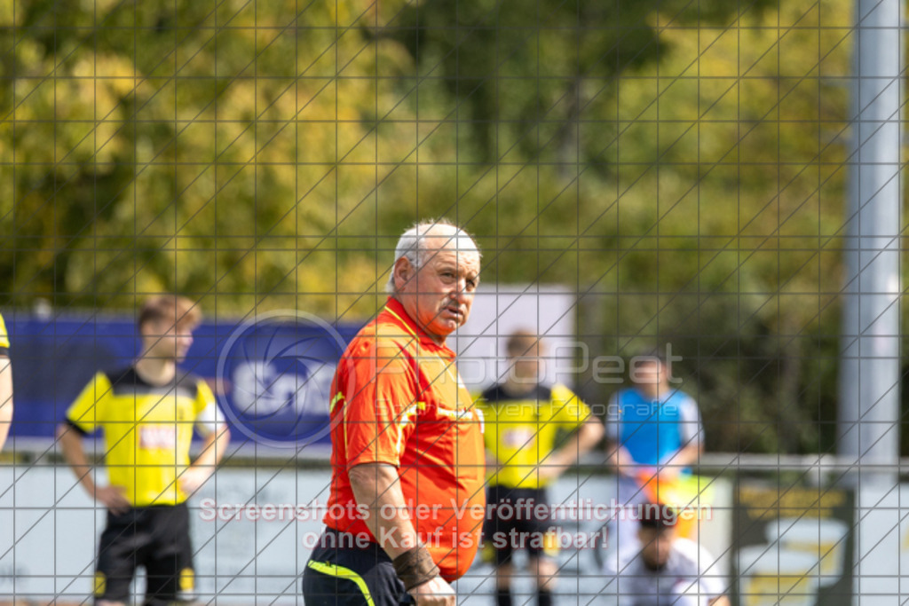 20250824_130019_0099 | #,1.FC Heiningen II (gelb) vs. 1.Göppinger SV III (weiß), Fußball, Kreisliga B7 - Bezirk Neckar/Fils, 01. Spieltag, Saison 2025/2026, Kunstrasenplatz Sportzentrum Heiningen, Krautgarten 1, 73092 Heiningen, 24.08.2025 - 13:00 Uhr,Foto: PhotoPeet-Sportfotografie/Peter Harich