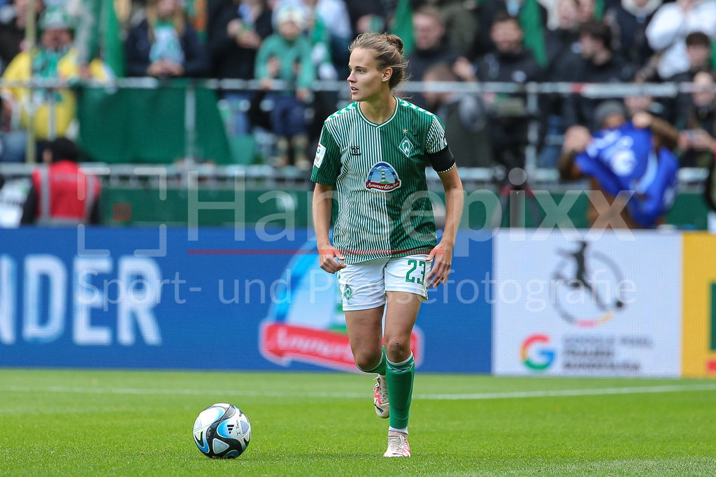 Fussball, Google Pixel Frauen-Bundesliga, SV Werder Bremen - 1. FC Köln | v.li.: Hanna Nemeth (SV Werder Bremen, 23) am Ball, Freisteller, Einzelbild, Ganzkörper, Aktion, Action, Spielszene, DIE DFB-RICHTLINIEN UNTERSAGEN JEGLICHE NUTZUNG VON FOTOS ALS SEQUENZBILDER UND/ODER VIDEOÄHNLICHE FOTOSTRECKEN. DFB REGULATIONS PROHIBIT ANY USE OF PHOTOGRAPHS AS IMAGE SEQUENCES AND/OR QUASI-VIDEO.