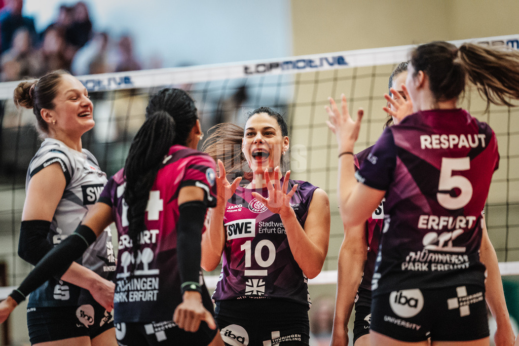 Volleyball | Frauen | Saison 2025/2026 | Volleyball Bundesliga | ETV Hamburger Volksbank Volleys vs. Schwarz-Weiß Erfurt | 15.02.2026 | Erfurt jubelt, in der Mitte Kinga Szücs (#10, Schwarz-Weiß Erfurt)