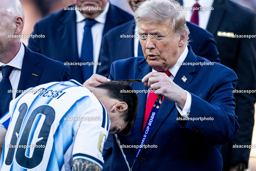 FOOTBALL : Argentine vs Espagne – Finale de la Coupe du Monde FIFA 2026. New York New Jersey Stadium, East Rutherford, New Jersey, États-Unis. 19/07/2026. | Lionel Messi reçoit sa médaille des mains de Donald Trump lors de la cérémonie de remise des récompenses organisée après la finale de la Coupe du Monde de la FIFA 2026 entre l'Argentine et l'Espagne au New York New Jersey Stadium, à East Rutherford (New Jersey), le 19 juillet 2026, aux États-Unis.